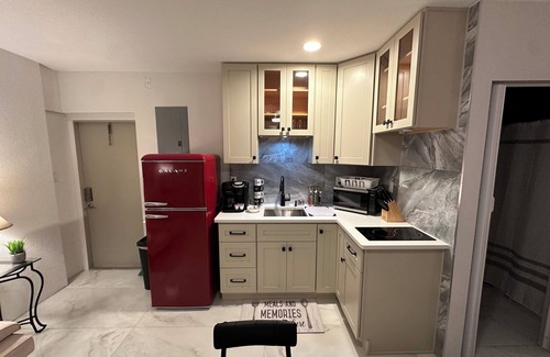 Orlando Apartamento | Cozy, beautiful studio apartment perfect for weekend getaways for couples.