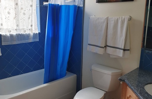 South Redlands Casa | Cozy Blue Room in a house in quiet Redlands with WiFi, AC, heater, laundry, etc