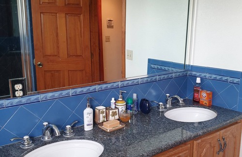 South Redlands Casa | Cozy Blue Room in a house in quiet Redlands with WiFi, AC, heater, laundry, etc