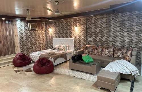 New Delhi Apartamento | Cozy Bohemian Studio Apartment - GK2 South Delhi, near M Block Market