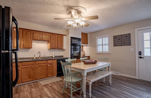 Elizabethtown Casa | ✸ Cozy Bungalow w Lg Yard | Ball Park 2.7 mi Downtown 1.1 mi✸