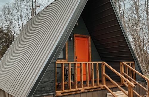 Calhoun County Cabina | Cozy Cabin-central location for football & fishing