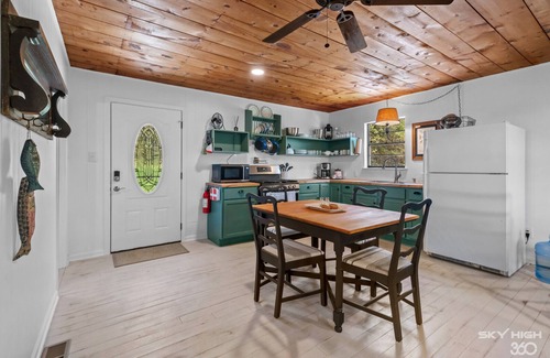 Marble Falls Cabina | Cozy Cabin, Central AC, 5 Min. to Buffalo River, Pets & Families Welcome!