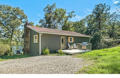 Marble Falls Cabina | Cozy Cabin, Central AC, 5 Min. to Buffalo River, Pets & Families Welcome!