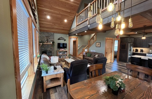 Detroit Casa | Cozy cabin in Detroit. 6 minute walk to Detroit Marina. Full kitchen amenities.