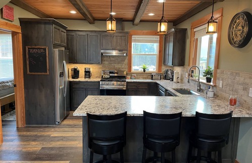 Detroit Casa | Cozy cabin in Detroit. 6 minute walk to Detroit Marina. Full kitchen amenities.