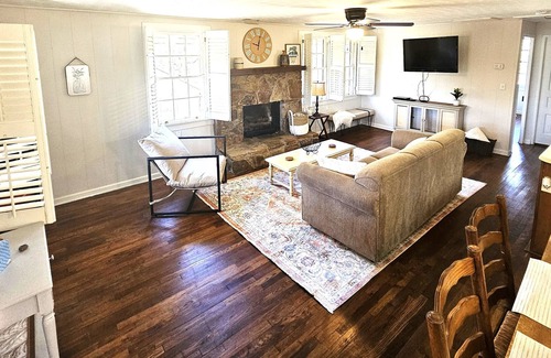 Unaka Cabina | Cozy Cabin in Gated Community with Pool and Marina Access, Pet Friendly!!