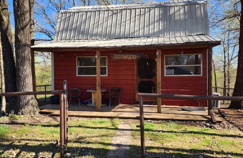 Pineville Cabina | Cozy cabin nestled on the edge of Huckleberry Conservation, w/firepit!