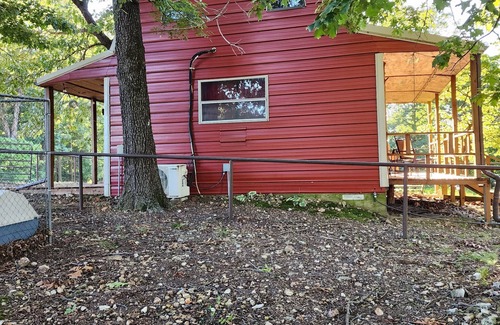 Pineville Cabina | Cozy cabin nestled on the edge of Huckleberry Conservation, w/firepit!