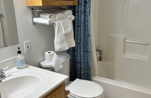 Cedar Bluff Cabaña | Cozy cabin on the brow. Beautiful flowers perfect for your spring getaway!