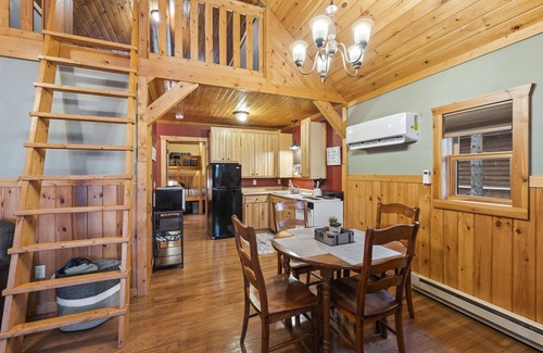 Hayward Cabina | Cozy cabin on the water and still close to everything!!