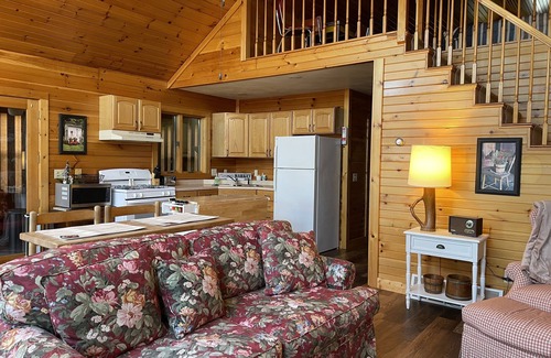 Lake Ripley Cabina | Cozy cabin one block from lake, private beach and close to hiking/ biking trails