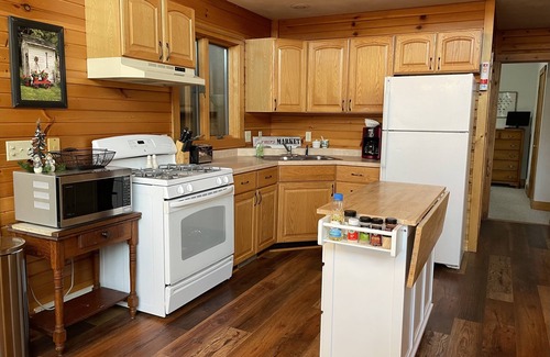 Lake Ripley Cabina | Cozy cabin one block from lake, private beach and close to hiking/ biking trails