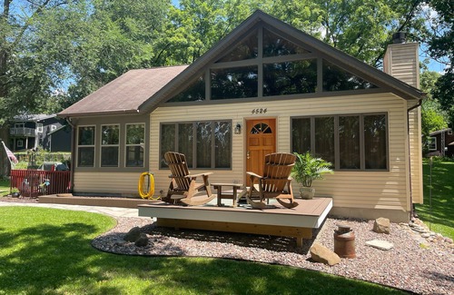 Lake Ripley Cabina | Cozy cabin one block from lake, private beach and close to hiking/ biking trails