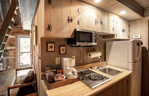 Spring Grove Cabina | Cozy Cabin with fireplace, hot tub & hiking trails