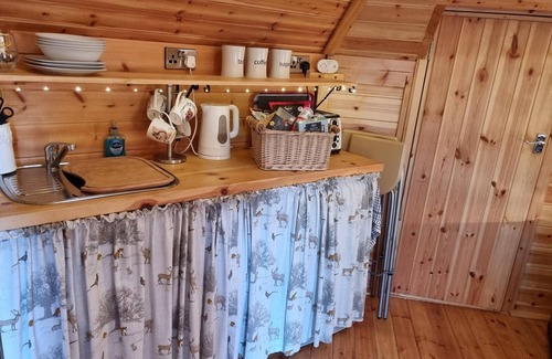 Pentre Berw Cabina | Cozy Cabin With Hot Tub Retreat in Anglesey