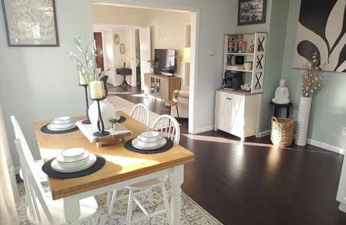 Mentor Casa | Cozy Centrally Located Gem-King, Hot Tub, Pets OK, Shops & 15 Mins to Lake Erie