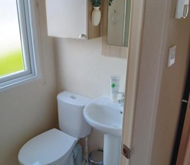 New Quay Chalet De Esquí | Cozy Chalet Sleeps 4 with Garden