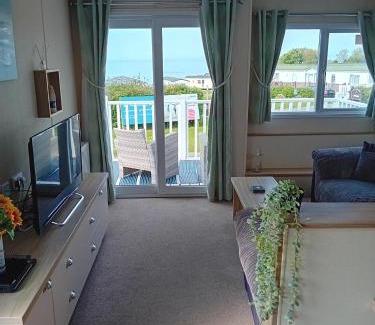 New Quay Chalet De Esquí | Cozy Chalet Sleeps 4 with Garden