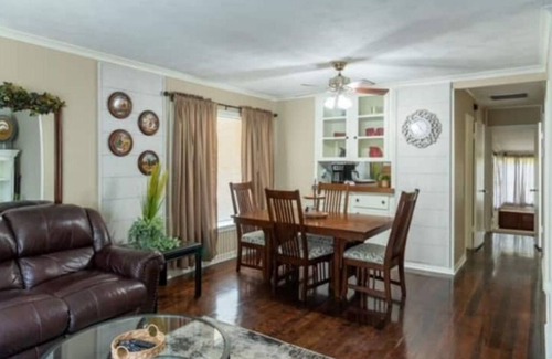 Fort Smith Casa | Cozy & Cheerful 4 Bedroom Home Near Downtown