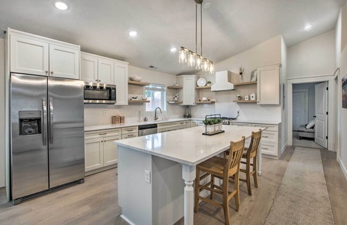 Bloomington Casa | Cozy + Chic Abode ~ 11 Mi to Bloomington Lake