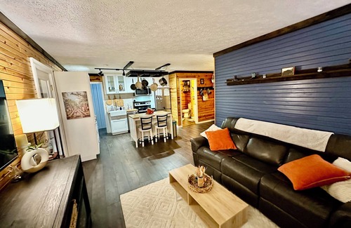 Olive Hill Cabaña | Cozy, Contemporary Cottage on the Creek!