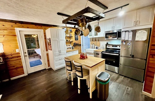 Olive Hill Cabaña | Cozy, Contemporary Cottage on the Creek!