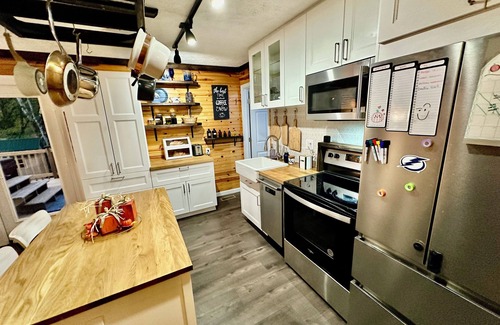 Olive Hill Cabaña | Cozy, Contemporary Cottage on the Creek!