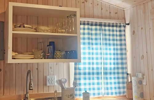 Barton Cabaña | Cozy Cottage, Dog Friendly, Full Kitchen, Close to Beach, on Site Waterfall