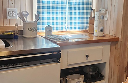 Barton Cabaña | Cozy Cottage, Dog Friendly, Full Kitchen, Close to Beach, on Site Waterfall