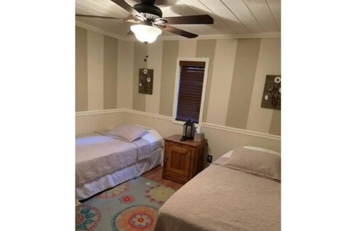 Effort Cabaña | Cozy Cottage in the Village of Effort, PA.