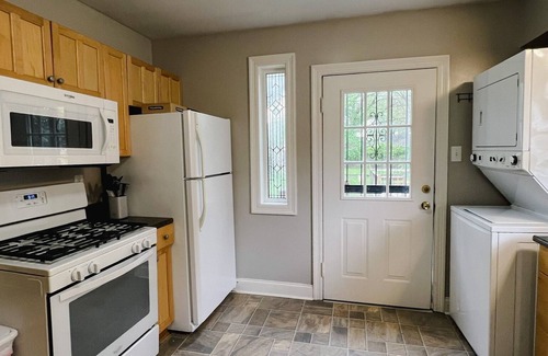 University District Cabaña | Cozy cottage just steps from the University of Memphis