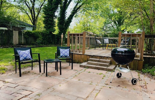 University District Cabaña | Cozy cottage just steps from the University of Memphis