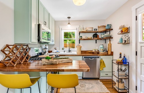 Wilmington Cabaña | Cozy Cottage Near Downtown w/ NO Cleaning Chores