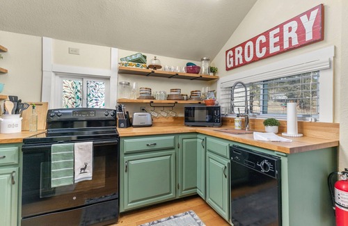 Estes Park Cabaña | Cozy Cottage Near Estes Park Downtown & Stanley Hotel with Private Hot Tub!
