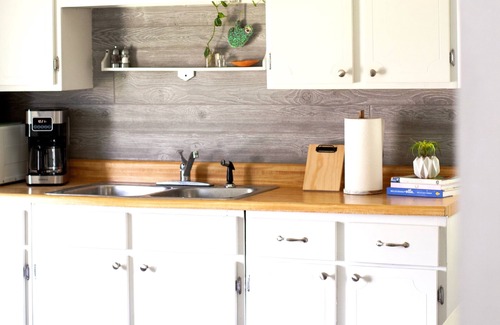 Ozark Cabaña | Cozy Cottage Near the Ozark Square. Less than 5 minutes to Finley Farms!