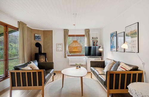 Lyngsbæk Strand Casa | Cozy cottage steps from Lyngsbæk beach