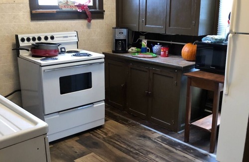 Wessington Springs Cabaña | Cozy Cottage just right for your visit to Wess Springs, sleeps 4