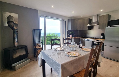 Saint-Chamond Cabaña | Gîte panorámico con terraza, cerca de St-Etienne y Lyon, ideal para familias y parejas