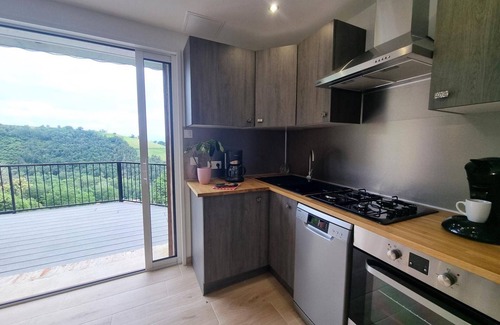 Saint-Chamond Cabaña | Gîte panorámico con terraza, cerca de St-Etienne y Lyon, ideal para familias y parejas