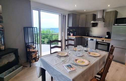Saint-Chamond Cabaña | Gîte panorámico con terraza, cerca de St-Etienne y Lyon, ideal para familias y parejas