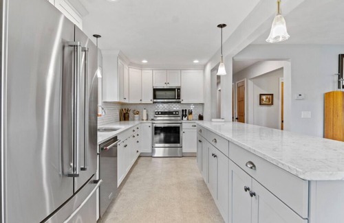 Lake Koshkonong Cabaña | Cozy cottage with fireplace- just steps from golf course!