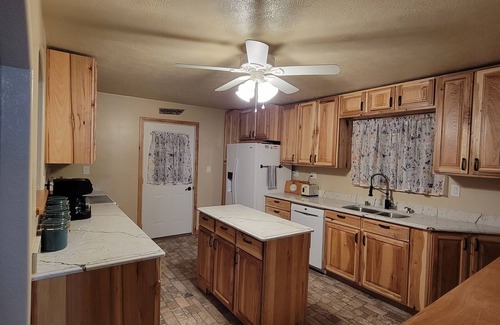 Twin Lake Casa | Cozy Country Home Near Lakes And Amusement Park