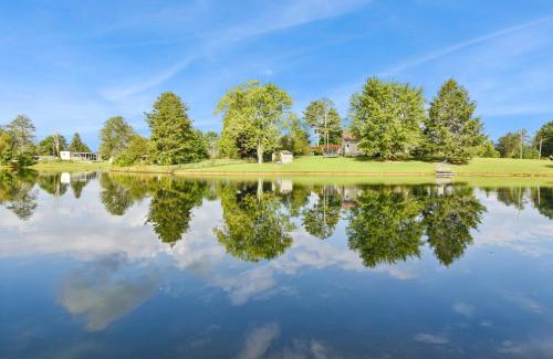 Crossville Casa | Cozy Cove Escape - Lakeside Retreat cabin