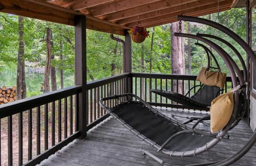 Crossville Casa | Cozy Cove Escape - Lakeside Retreat cabin