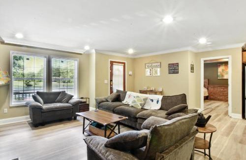 Crossville Casa | Cozy Cove Escape - Lakeside Retreat cabin