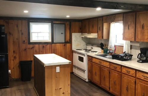 Burnsville Casa | Cozy Creekside Cottage with Skiing & Hiking Nearby