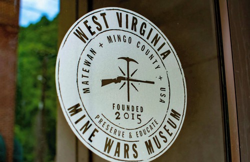 Canada Cabaña | Cozy Creekside Tiny Home w/ Full Kitchen - Walk to Distillery