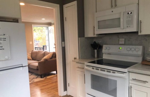 Crown Hill Apartamento | Cozy Crown Hill Carkeek Cottage w/3 Beds, Full Kitchen & Backyard in North Seattle