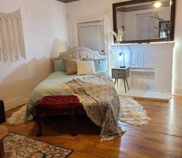 Ozark Apartamento | Cozy, Cute, Private Ozark Suite 5 Mins to Hospital